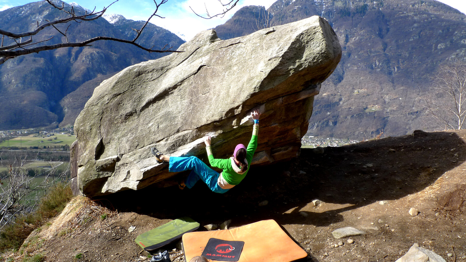 Bouldern an einem Felsen | © DAV/Matthias Keller Ein Mann bouldert an einem Outdoor-Boulderfelsblock | © DAV/Matthias Keller