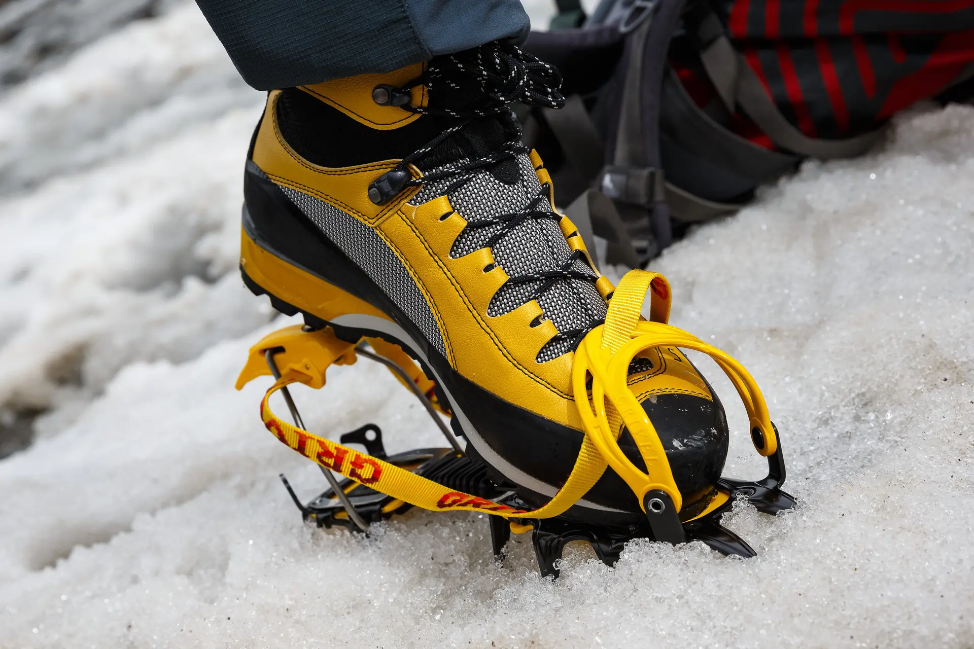 Ein Schuh mit Steigeisen auf einem Eisfeld | © DAV/Marco Kost